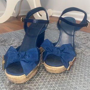 Tory Burch navy blue bow wedges. Size 9M.